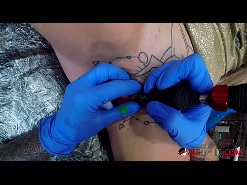 ❤️ Fìor tattooed hottie Sully Savage fhuair tattoo air a clitoris ❤️ Fucking aig gd.ladyxxxporno.ru ☑